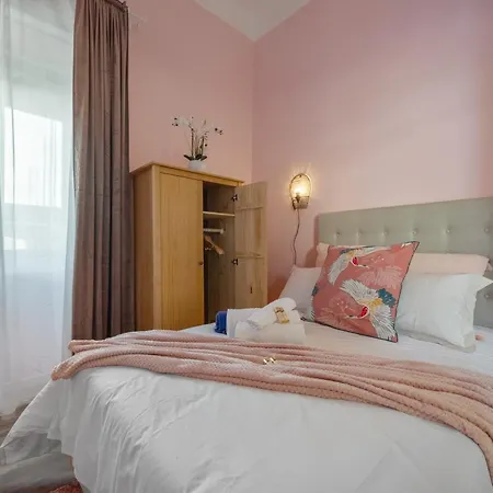 Vintage Senses Residences Pensión